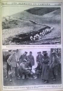 Prisioneros alemanes, jugando a las cartas, mientras varios soldados británicos les vigilan apaciblemente. 